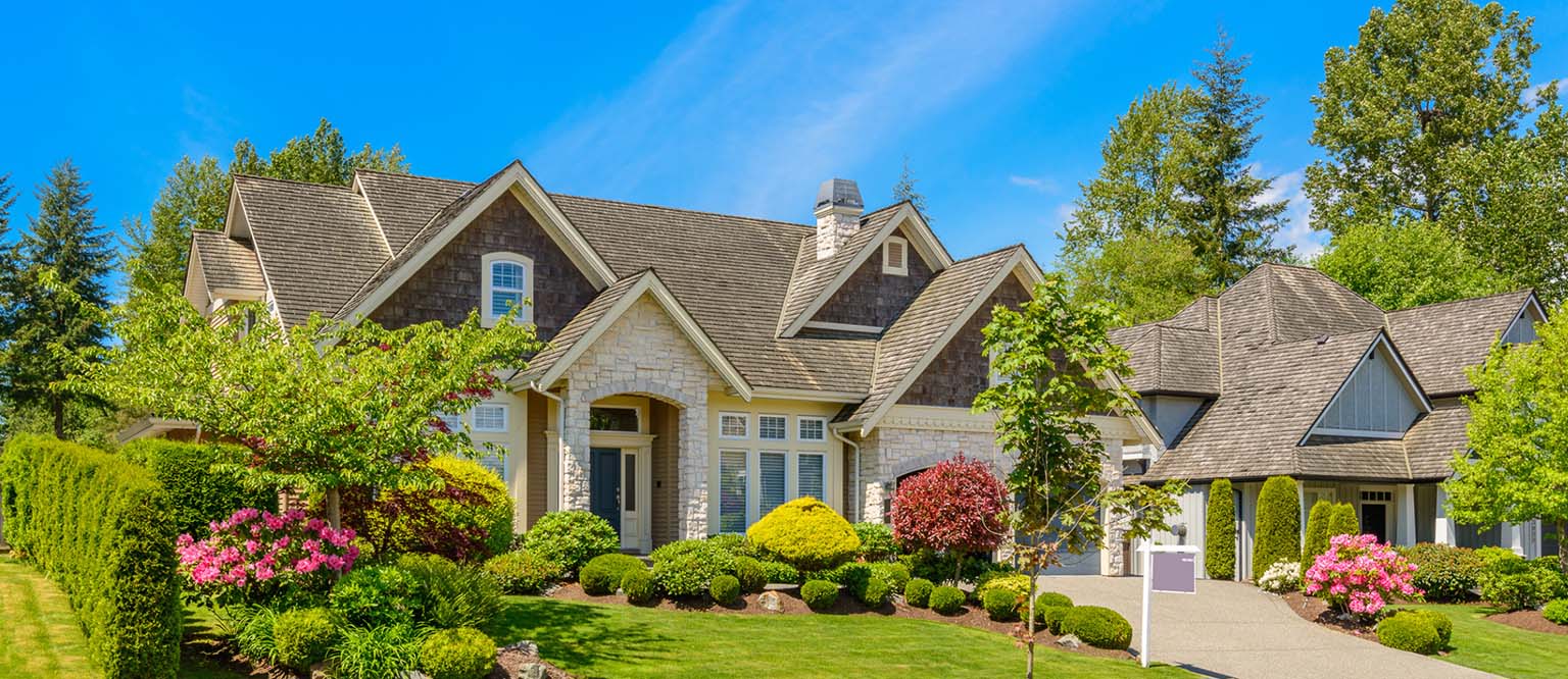 A charming suburban house with stone and wood exterior - https://ribeirodesousa.com/